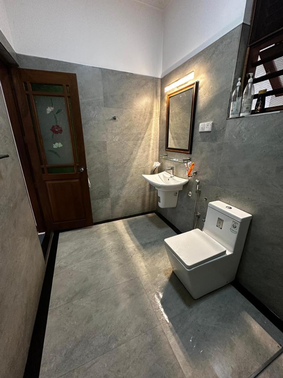Curve Hiri Apartment Диквела Екстериор снимка